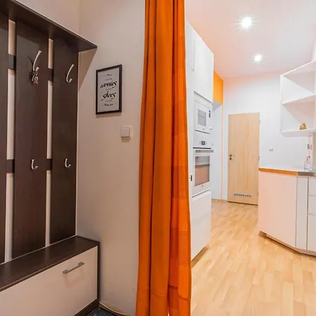 Jet Hottub - Washer&dryer - 12min Center - 160mbs Wifi Apartment Prague